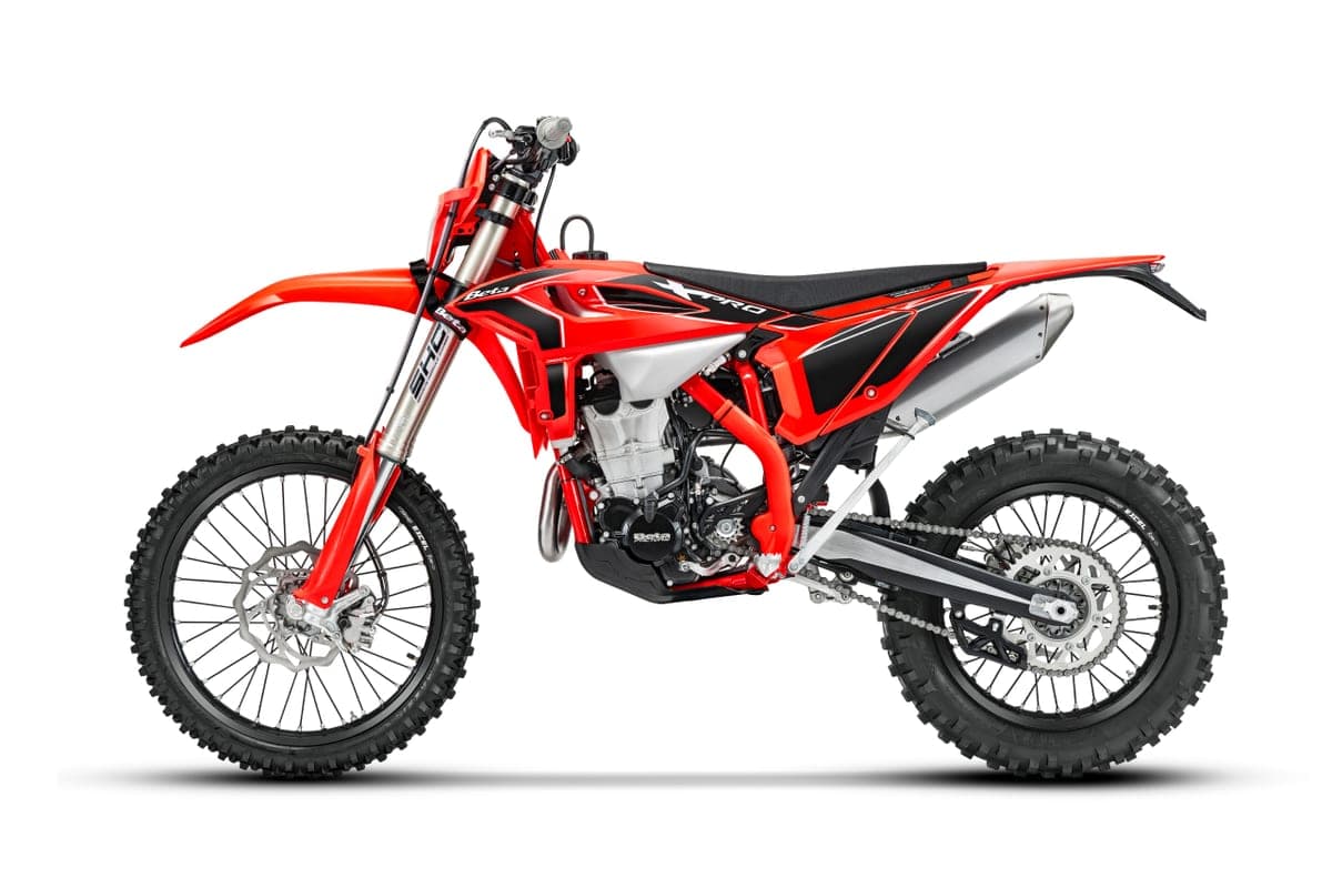 Beta 430 RR X-Pro right-side studio profile in red and black, highlighting the chain-driven rear wheel, aluminum swingarm and stubby exhaust muffler