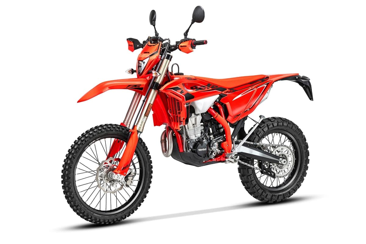 Beta 500 RS front three-quarter studio view highlighting the inverted forks, hand guards and dual mirrors on tall bars