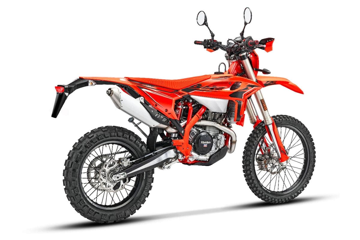Beta 500 RS rear three-quarter studio shot showing the silver muffler, chain guard and knobby rear tire