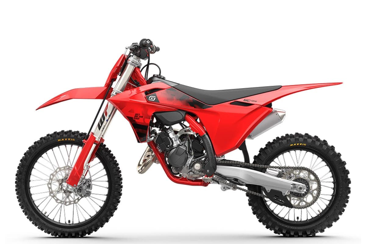 GasGas MC 125 right-side studio view highlighting the WP inverted fork, Maxxis knobby tires and spoked wheels