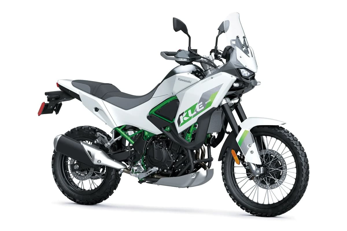 Kawasaki KLE500 SE ABS front three-quarter studio view showing the windscreen, handguards and aluminum skid plate