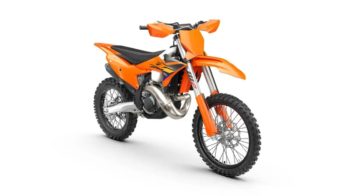 KTM 250 XC front three-quarter studio view showing the tapered handlebar, radiator shrouds and orange front fender over the inverted fork