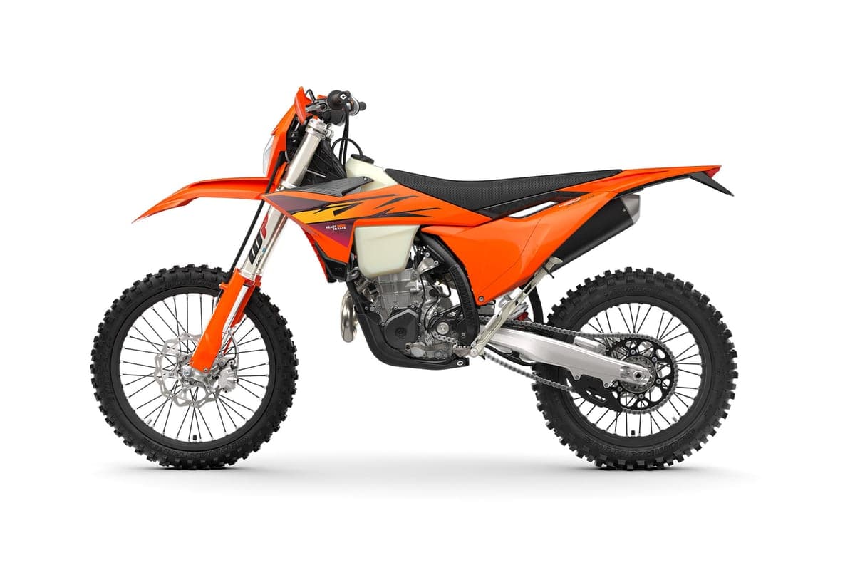 KTM 450 XCF-W left-side studio profile highlighting the chain, disc brakes and spoked wheels with knobby enduro tires