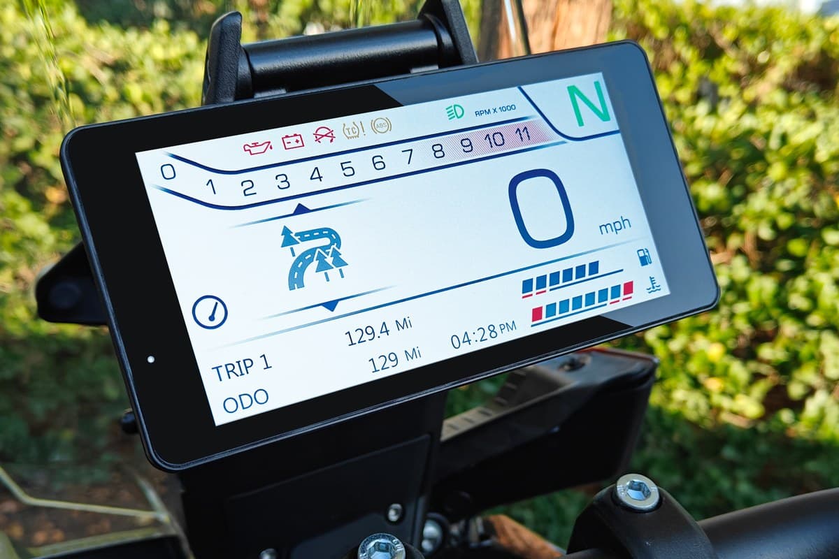 Detail of the Vettore 450's color TFT instrument cluster showing gear indicator, speedometer, trip odometer and fuel gauge, mounted on the handlebar