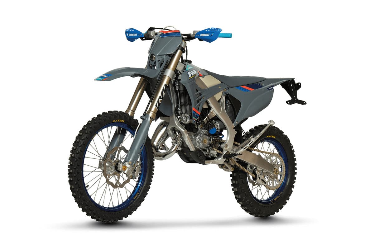 TM EN 125 ES Fi 2T studio three-quarter view showing the 48mm KYB fork, Brembo front disc and blue-anodised rims