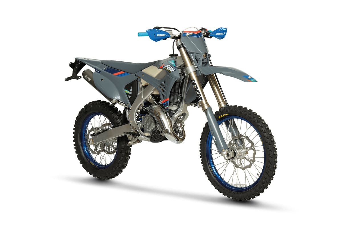 TM EN 125 ES Fi 2T studio view from the opposite side, showing the exhaust, TM Moto shock and aluminium swingarm