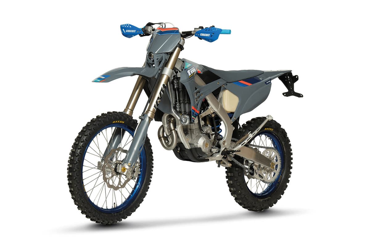 TM EN 300 ES Fi 4T studio three-quarter view showing the 48mm KYB fork, Brembo front disc and blue-anodised rims