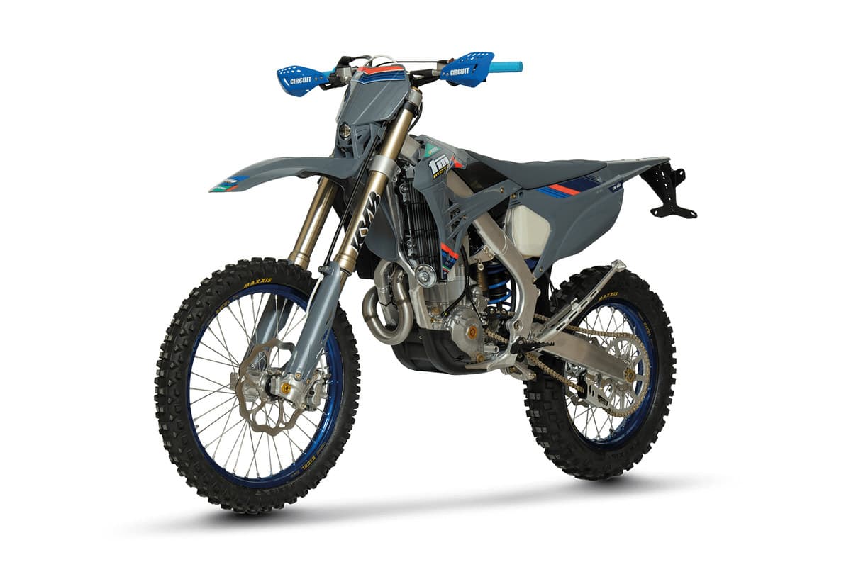 TM EN 450 ES Fi 4T studio three-quarter view showing the 48mm KYB fork, Brembo front disc and blue-anodised rims