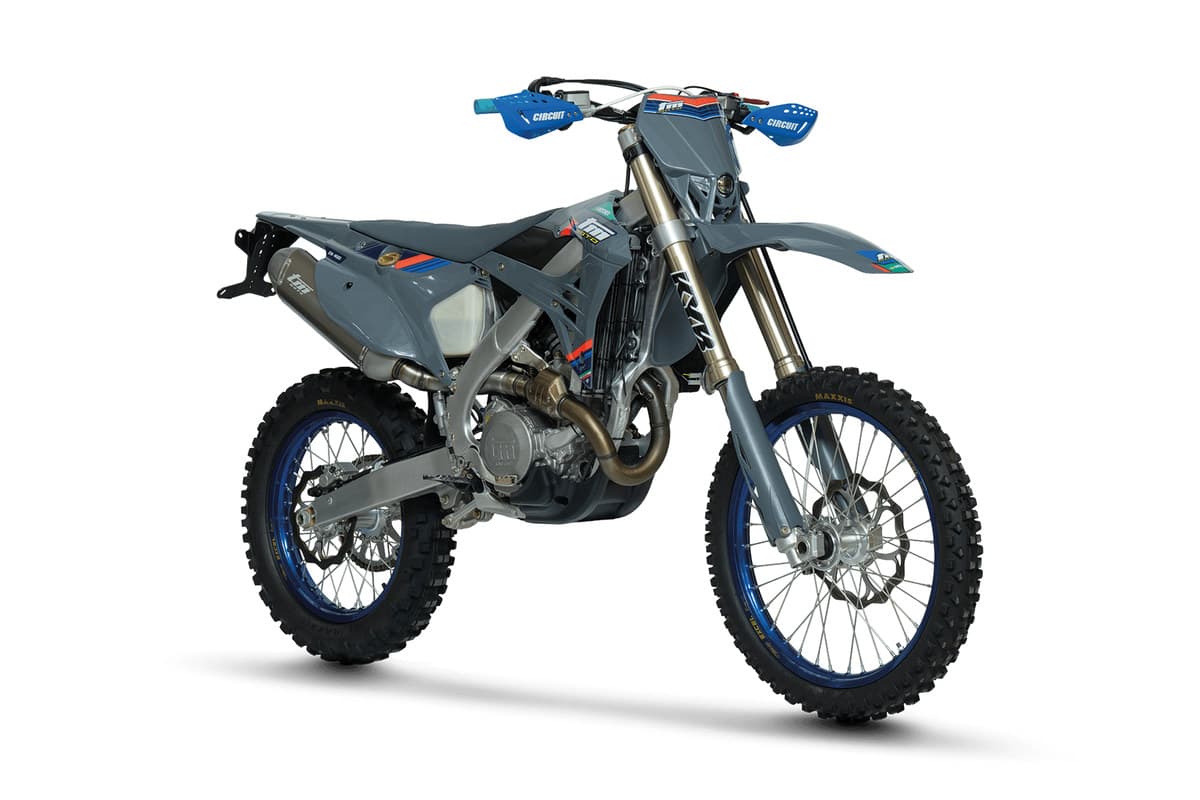 TM EN 450 ES Fi 4T angled studio view from the opposite front quarter, showing the handlebar controls, fork and front brake