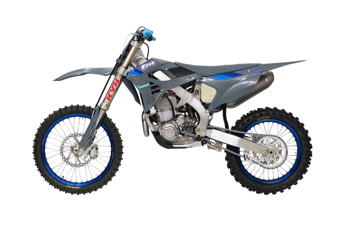 TM MX 450Fi 4T left-side studio profile in grey bodywork with blue rim tape, highlighting the KYB-labeled inverted fork and chain guard