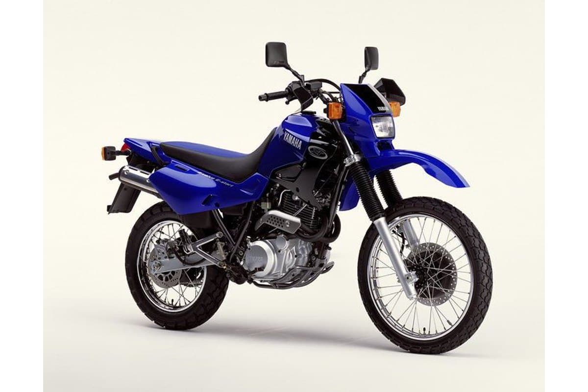 Yamaha XT600E in blue, front three-quarter studio view highlighting the round headlight, wire wheels and exposed air-cooled single-cylinder engine