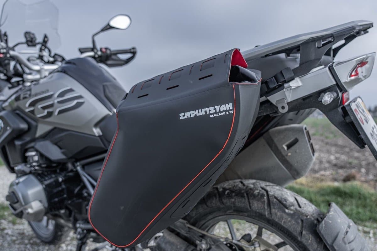 Blizzard 2.35 bag mounted on the tail of a BMW R 1250 GS