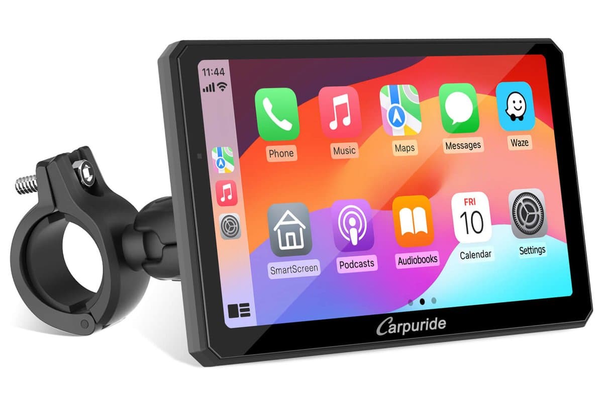 Carpuride W712D 7-inch display on its clamp handlebar mount, showing the CarPlay home screen