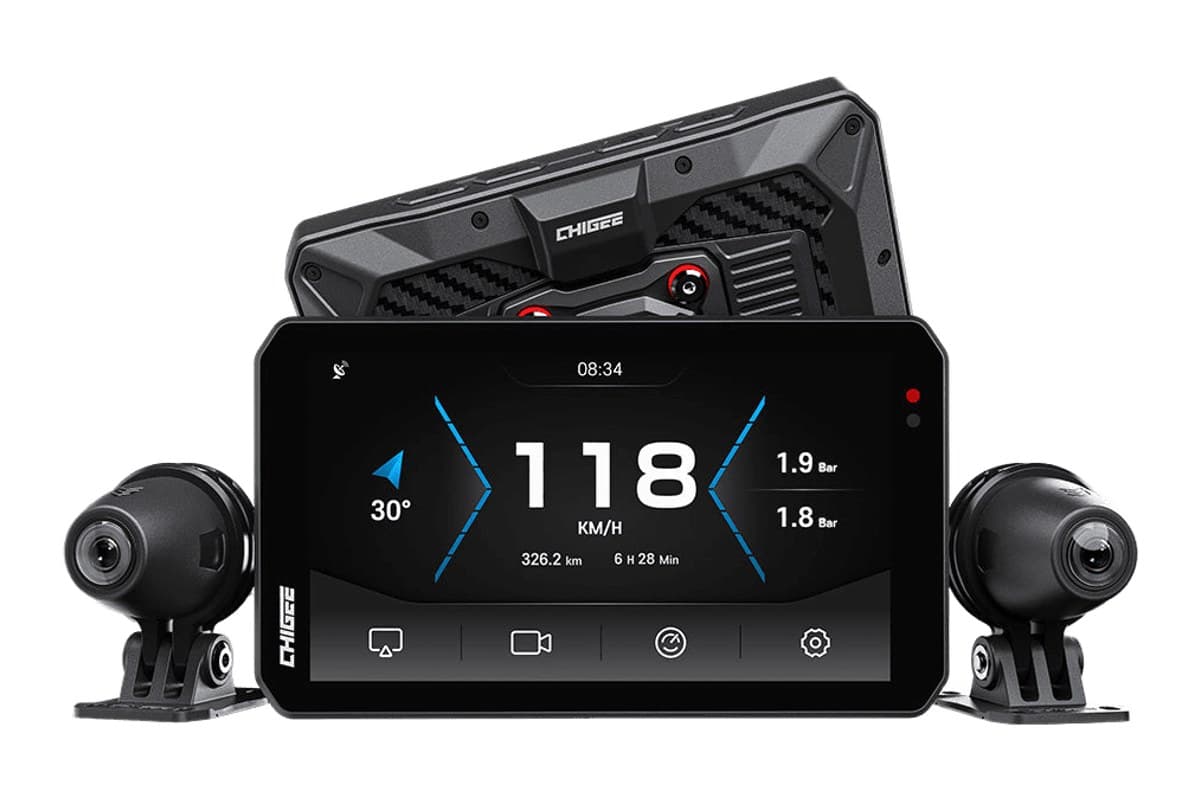 Chigee AIO-5 EVO 5-inch display, front and back, between its front and rear dash cameras