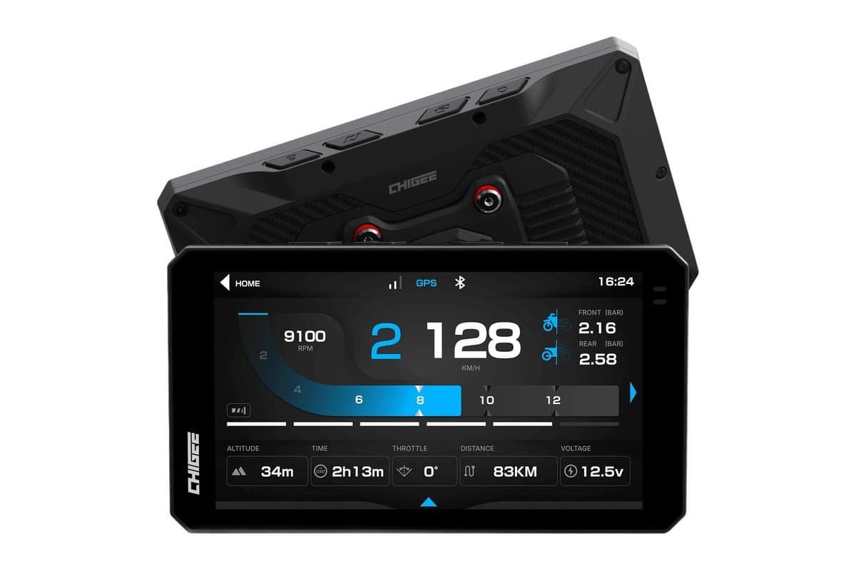 Chigee AIO-6 LTE 6-inch display, front and back, showing its ride dashboard with gear, speed and tire pressures