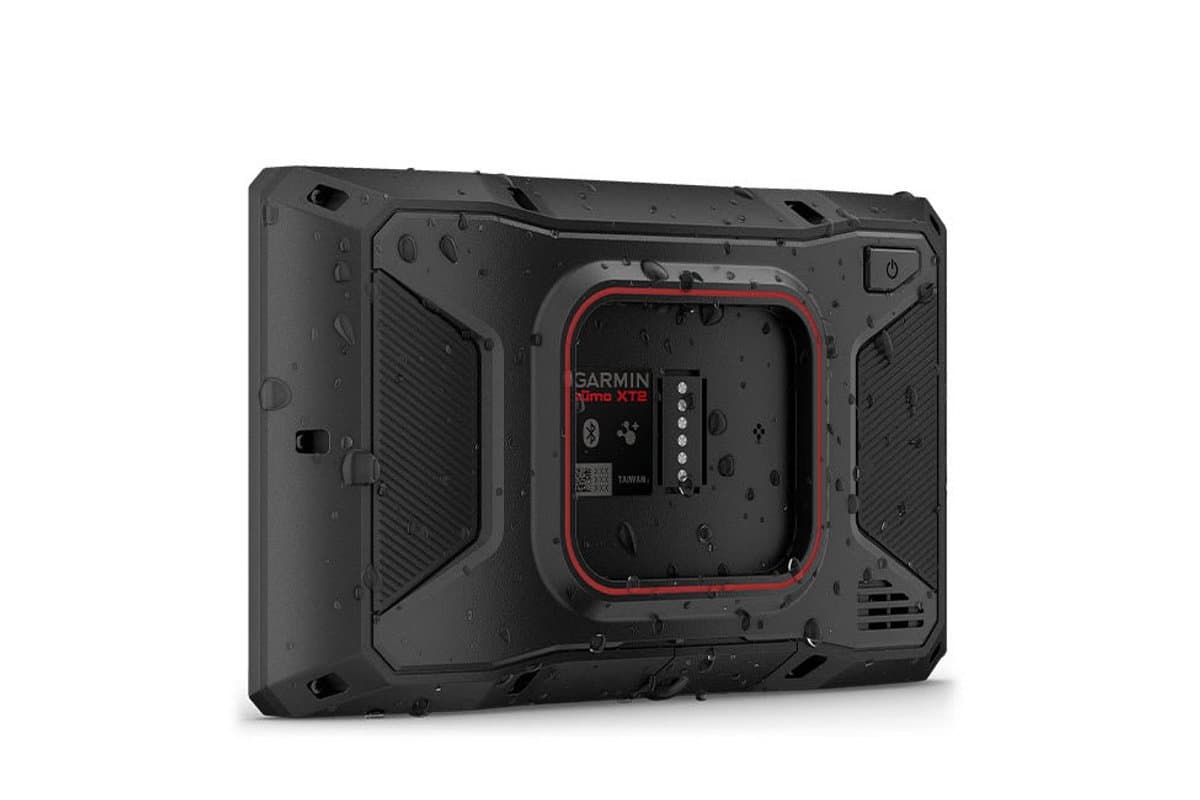 Back of the Garmin zumo XT2 showing the mount contacts