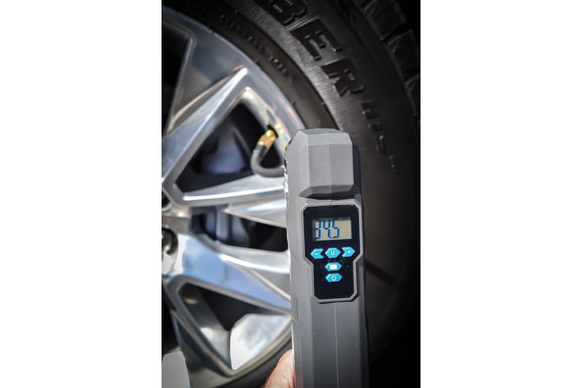 CL-RCP connected to a car tire valve, display reading the tire pressure