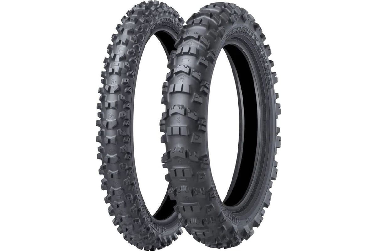 Dunlop Geomax EN92: front and rear pair standing upright, the narrow front at left and the wider rear at right with GEOMAX EN92 moulded into its sidewall, on white