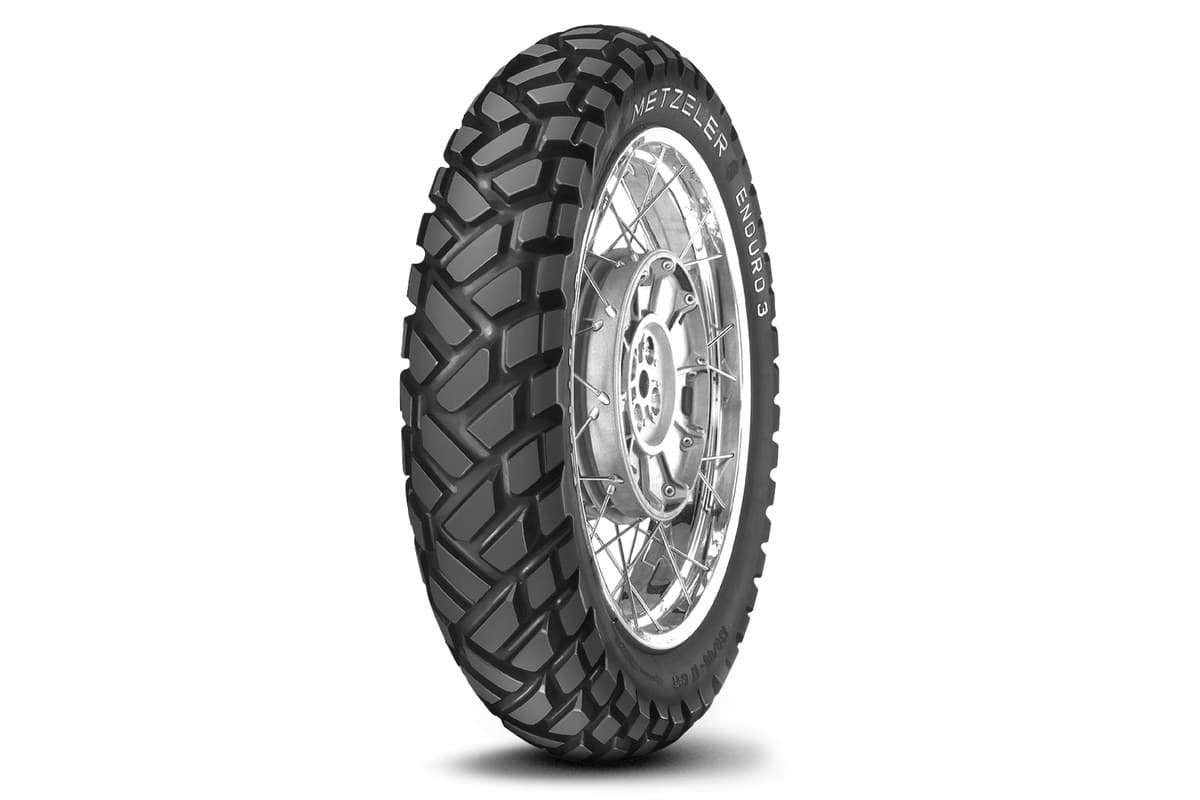 Metzeler Enduro 3 Sahara: the rear alone on a spoked wheel, three-quarter view, with the brand and model on the sidewall