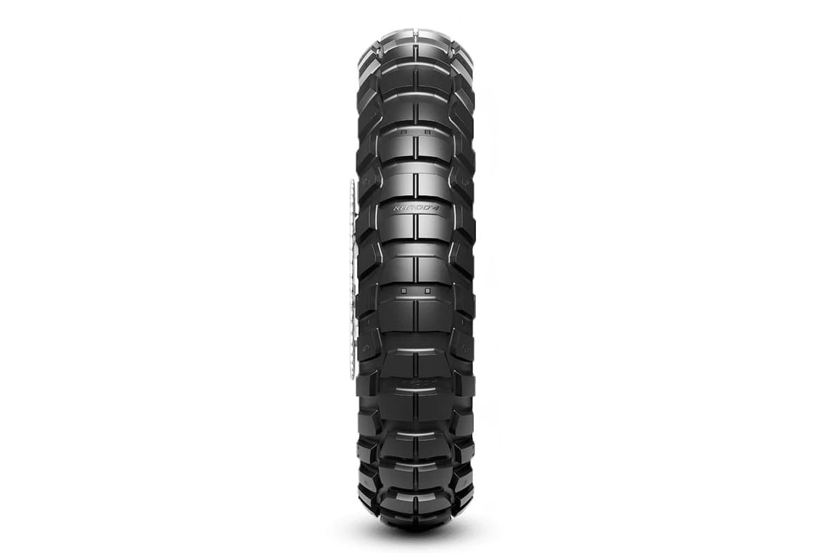 Metzeler Karoo 4: rear tire head-on, the full width of the blocky knob pattern with the model moulded between the shoulder blocks