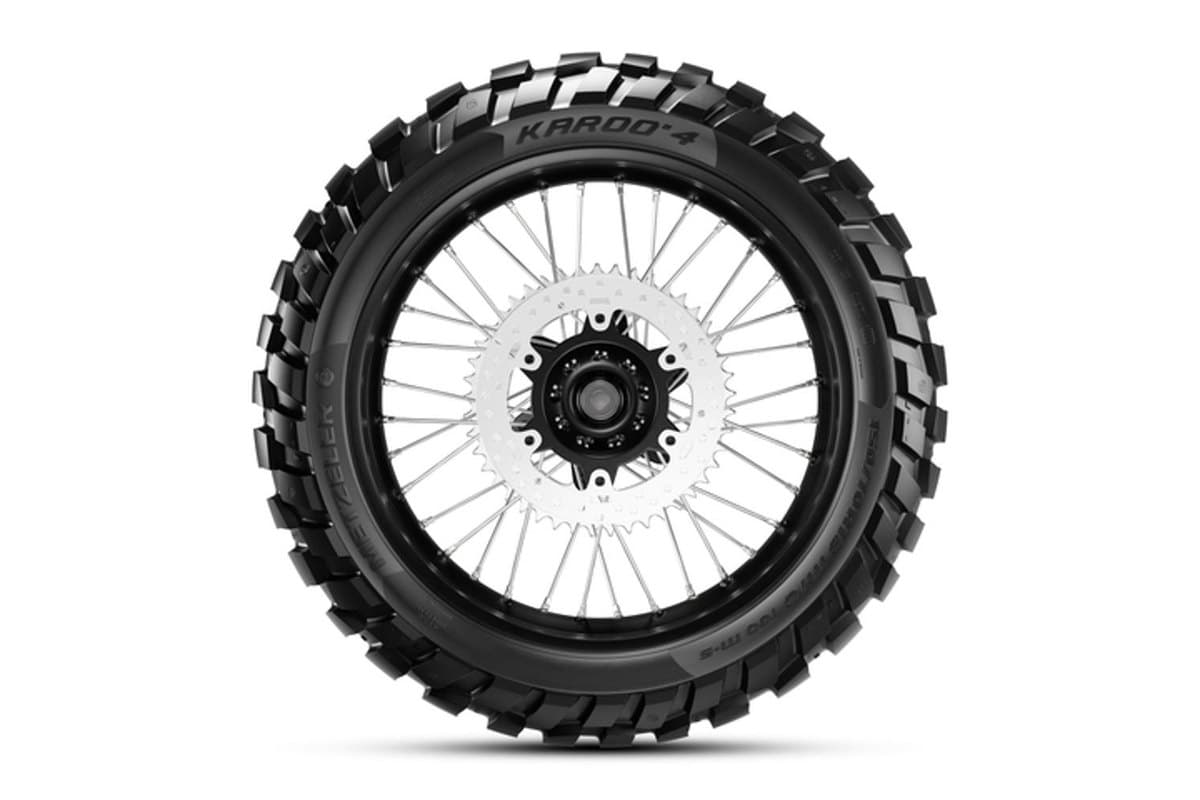 Metzeler Karoo 4: flat side-on profile of the rear on a black spoked wheel with sprocket and disc, the model, brand and size readable on the sidewall