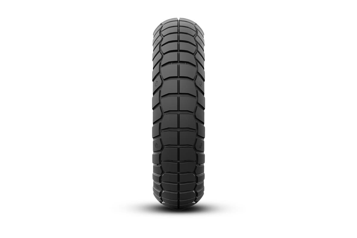 Metzeler Karoo 4 Street: rear tire head-on, the full block and groove tread across the carcass