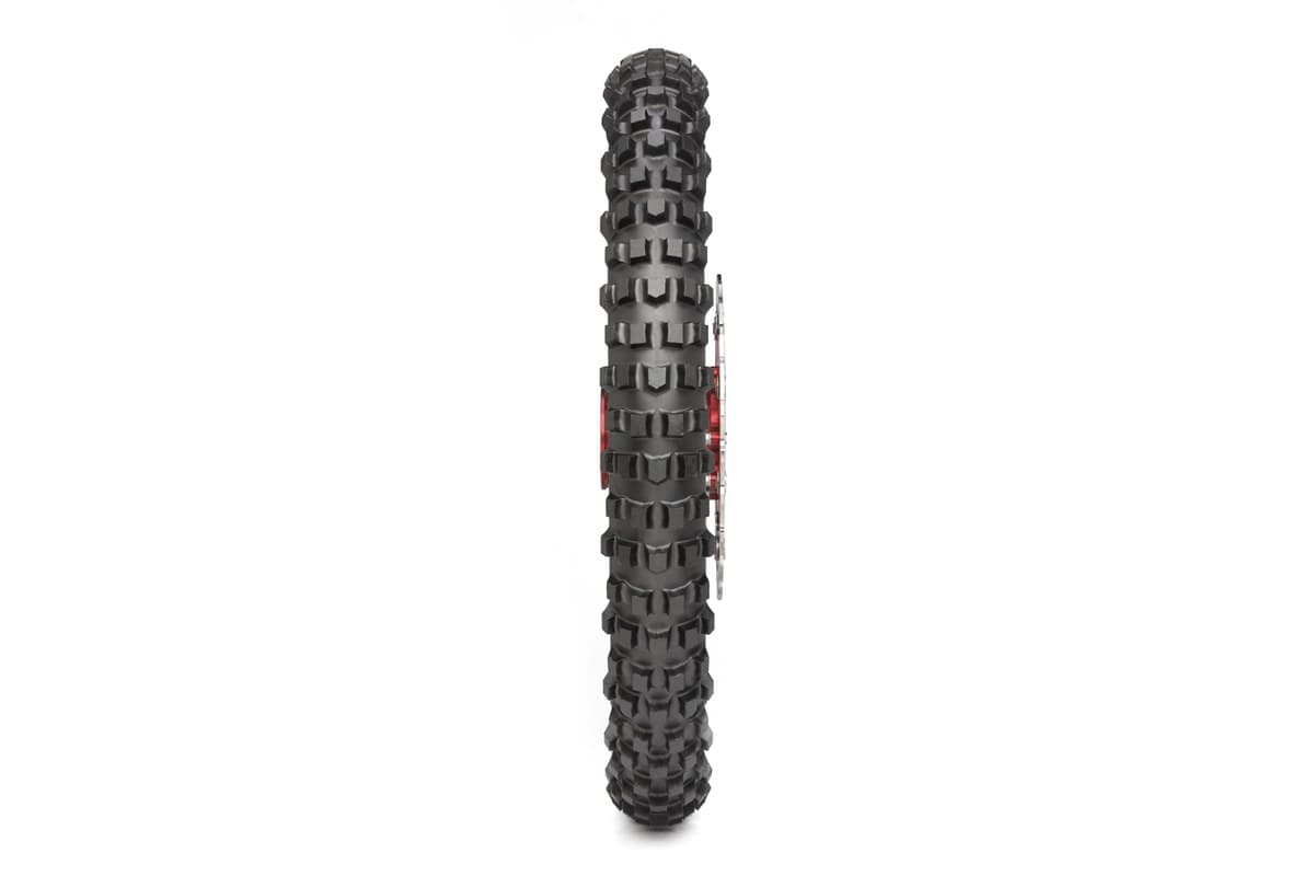 Metzeler Karoo Extreme: the front head-on, a single column of tall open knobs