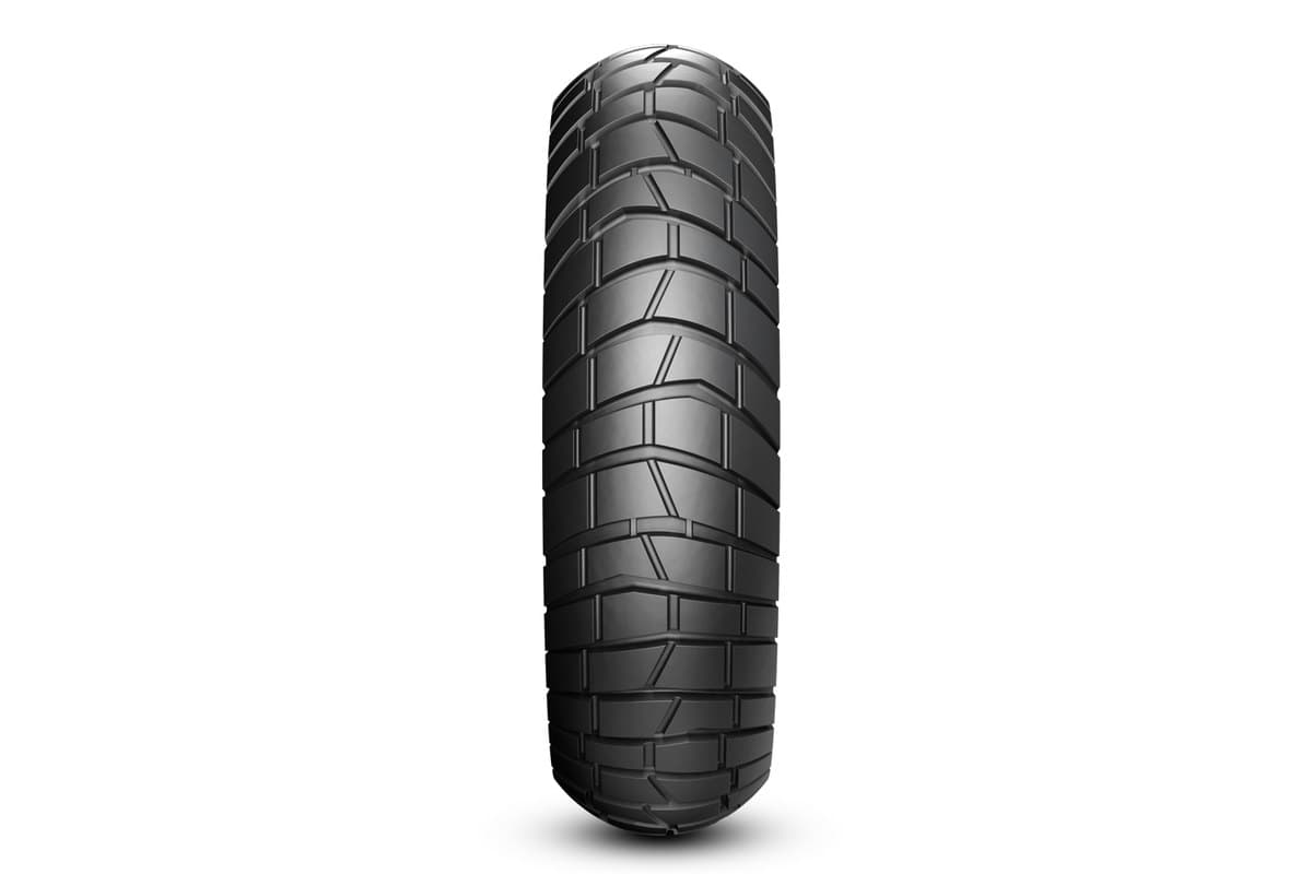 Metzeler Karoo Street: rear tire head-on, the full chevron block tread from shoulder to shoulder