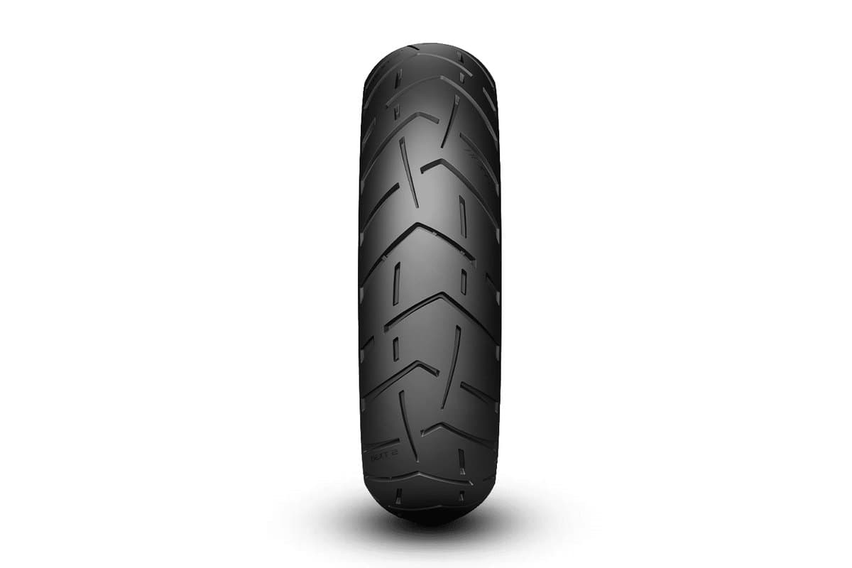 Metzeler Tourance Next 2: rear tire head-on, the full tread with long centre grooves and chevron shoulders