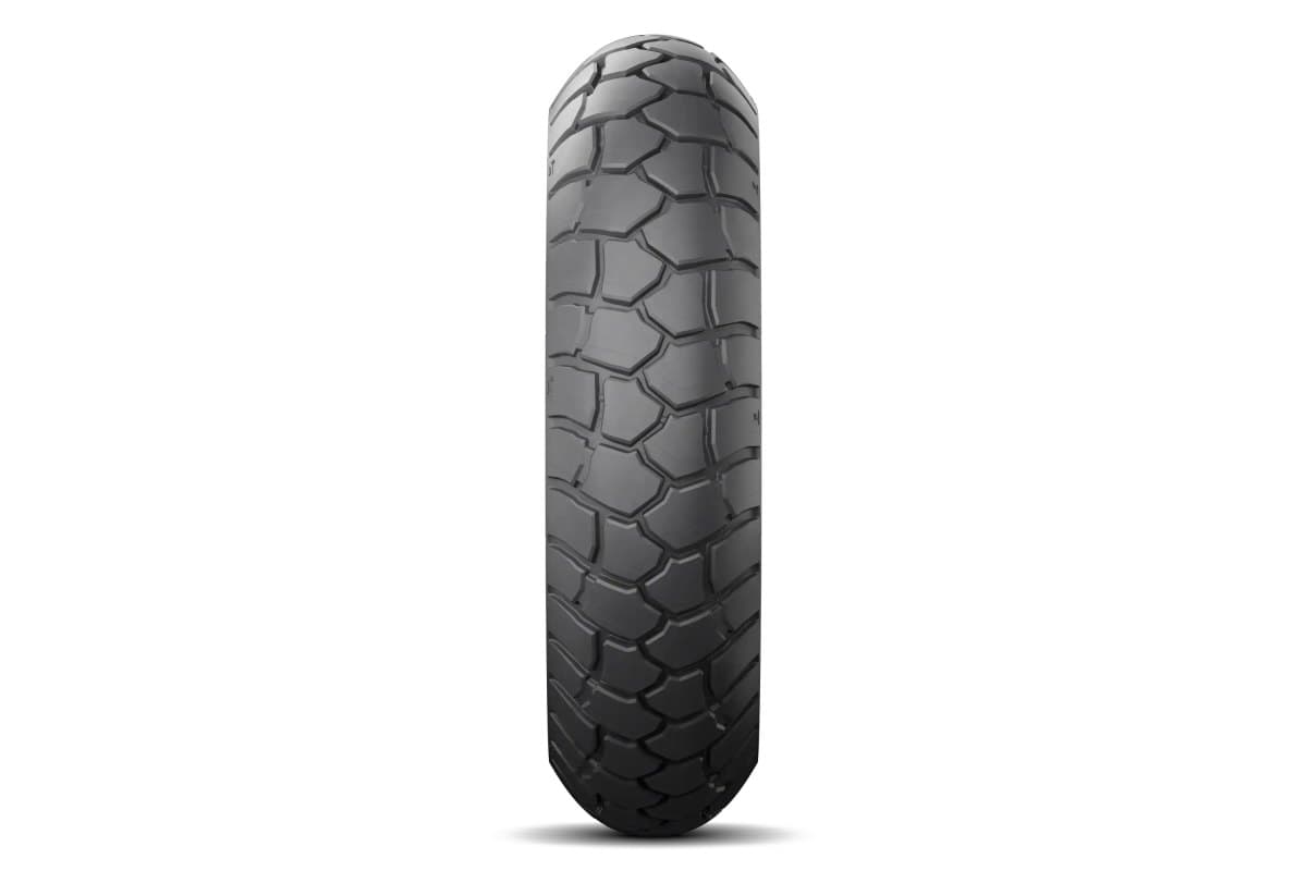 Michelin Anakee Adventure: rear tire head-on, the full tread of rounded polygonal blocks with narrow sipes