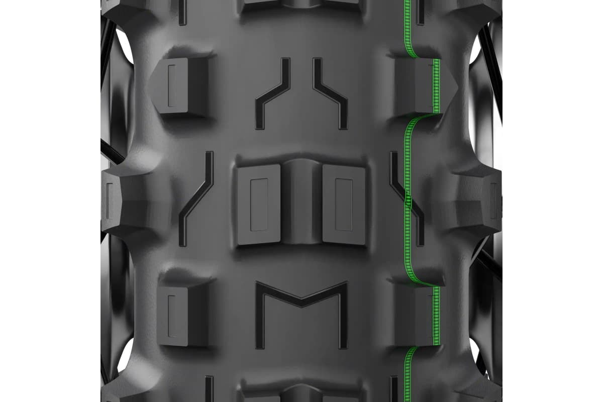 Michelin Enduro Medium 2: close-up of the front tread, the V-shaped and paired centre blocks with the green stripe along one edge