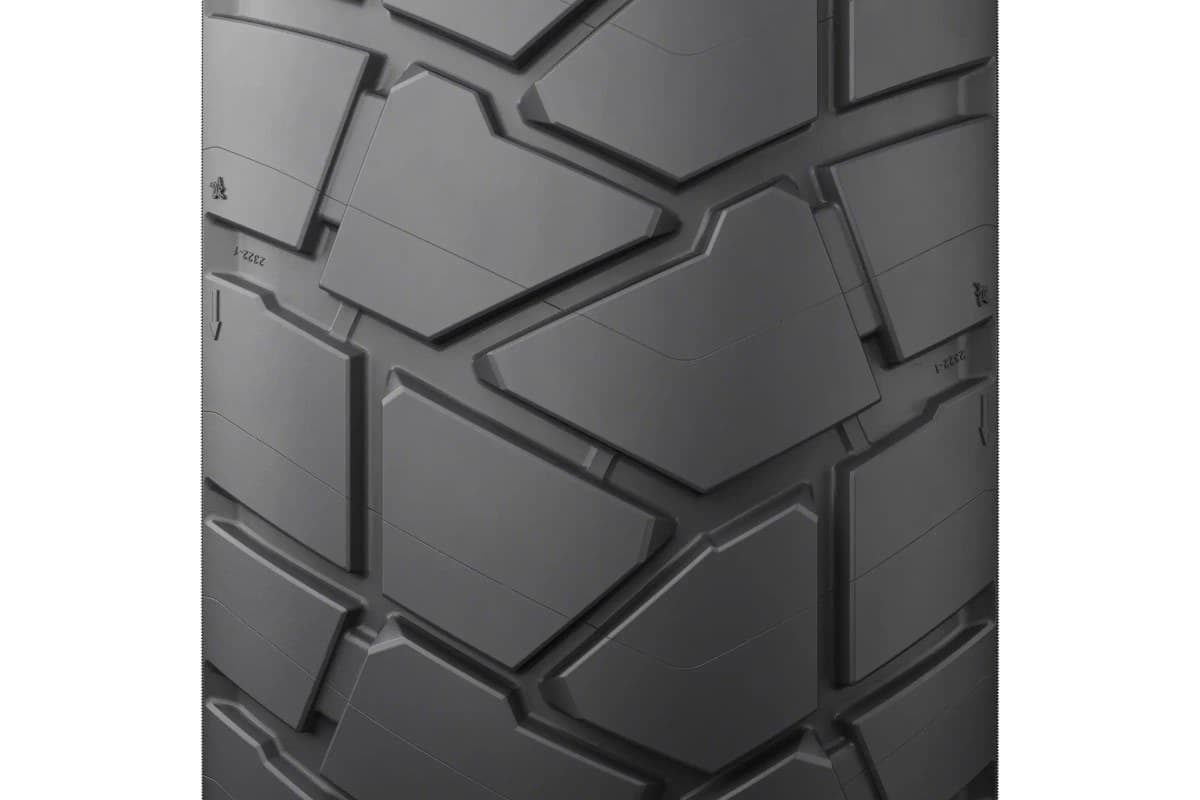 Michelin Scorcher Adventure: close-up of the rear tread, the interlocking angular block pattern