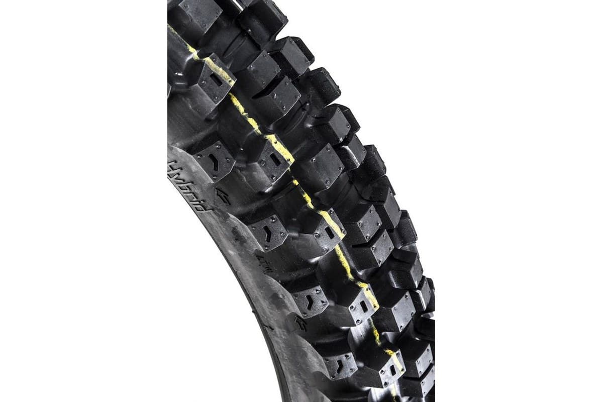 Motoz Mountain Hybrid: close-up of the front tread and shoulder knobs with a yellow centre stripe