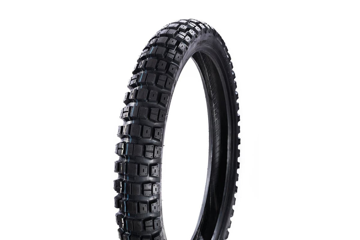 Motoz Tractionator DualVenture: the front tire leaning toward the camera, tread face and inner carcass visible