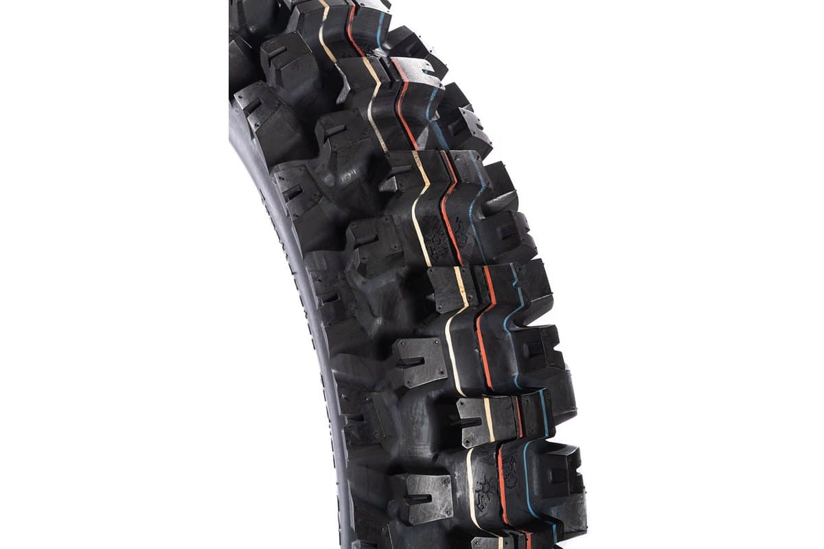 Motoz Tractionator Enduro S/T: tight close-up of the shoulder and tread edge