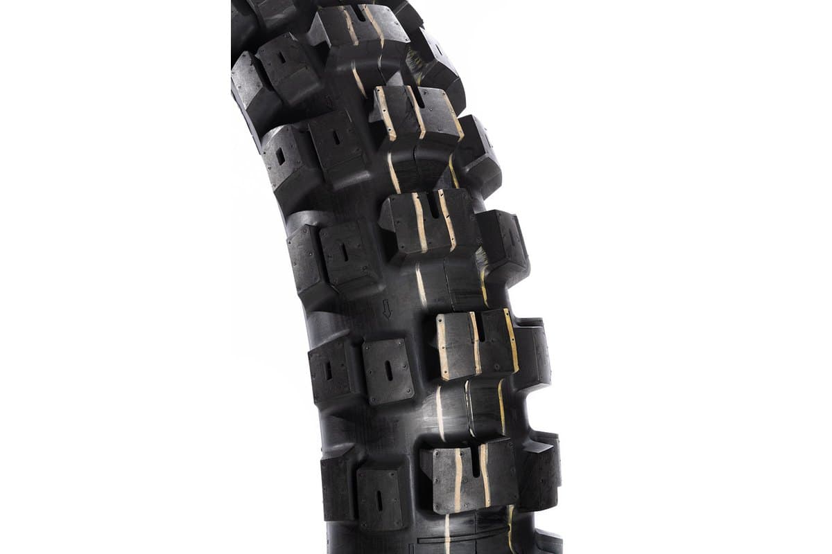 Motoz Tractionator RallZ: tight close-up of the shoulder and tread edge