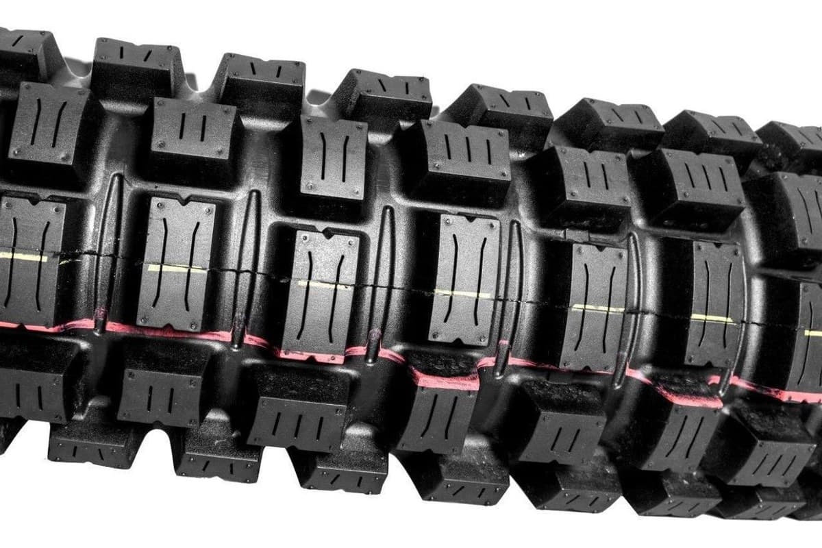 Motoz Xtreme Hybrid: rear tread seen side on in close-up, siped paddle-like blocks with red and yellow painted lines