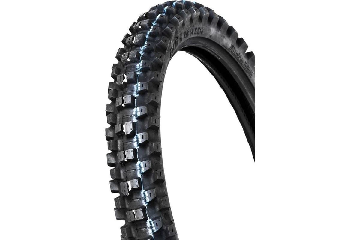 Motoz Xtreme Hybrid: front tire in three-quarter close-up, knobs and blue centre stripe