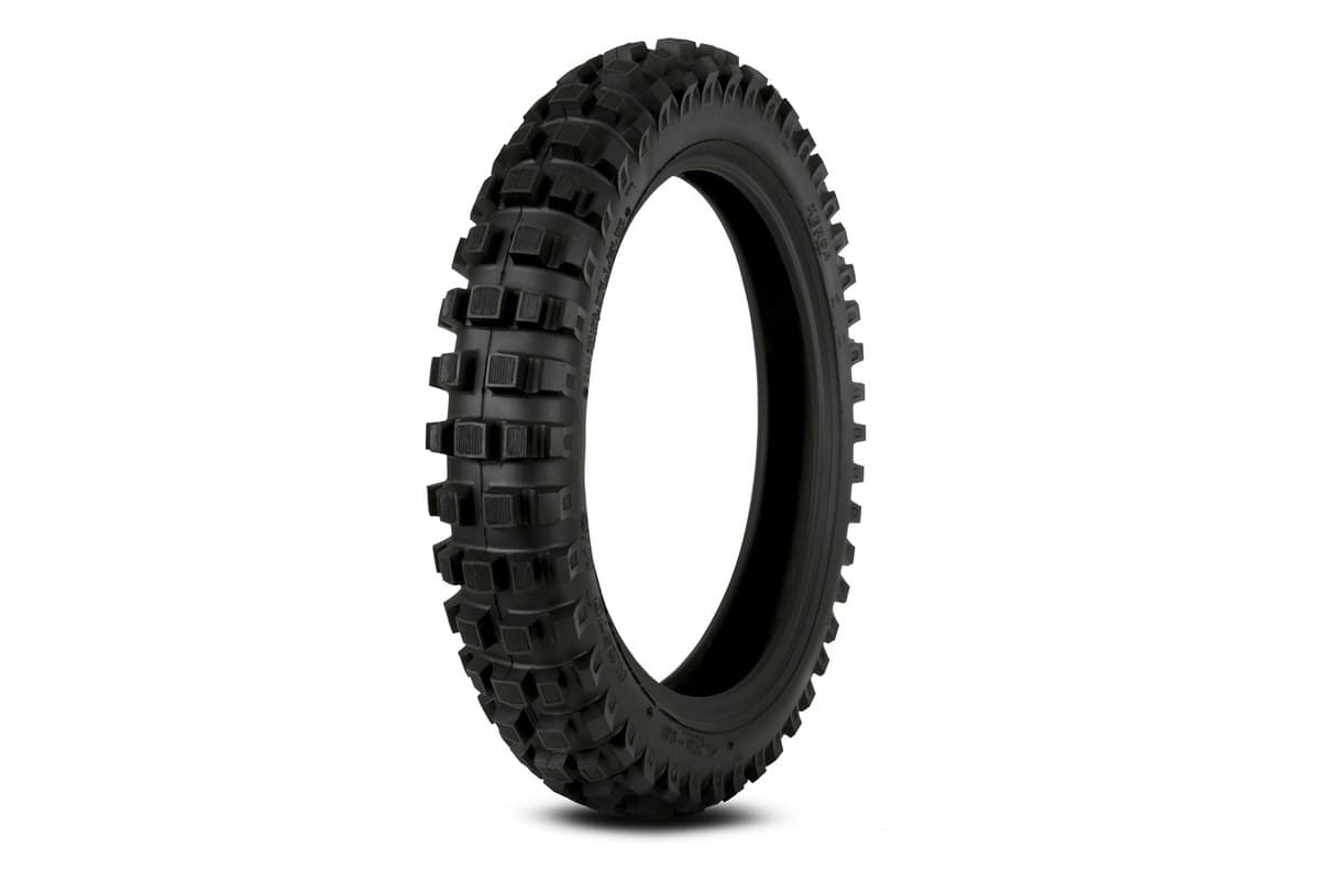 Kenda K257D Klassic: rear tire, upright three-quarter studio shot on white, wide carcass with square vintage-style blocks