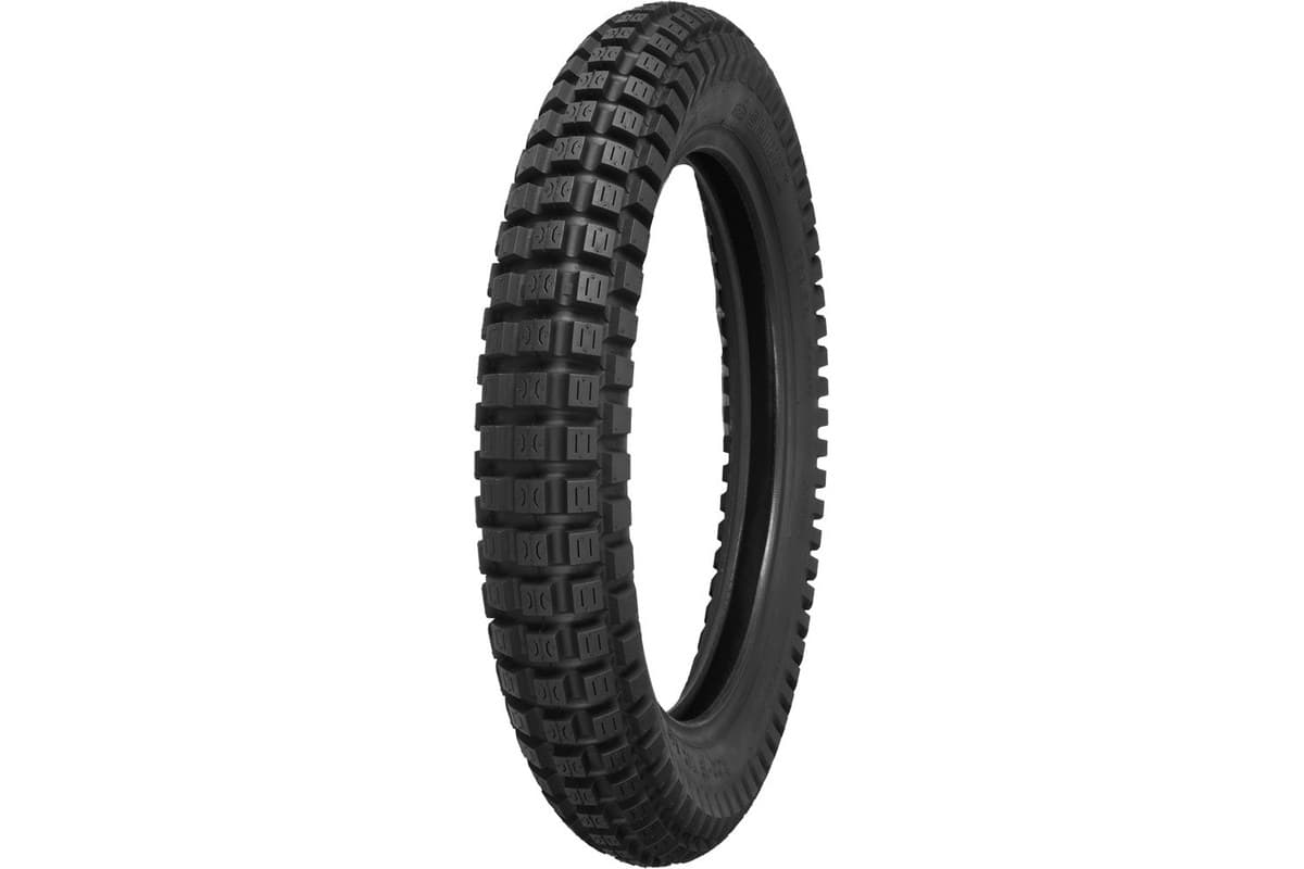 Shinko SR241 Golden Boy: three-quarter studio view on white, narrow carcass with rows of small dimpled trials-style blocks across the crown