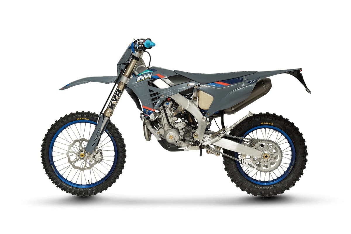 2026 TM EN 300 ES Fi 4T in TM's grey and blue race livery, studio side profile on a white background