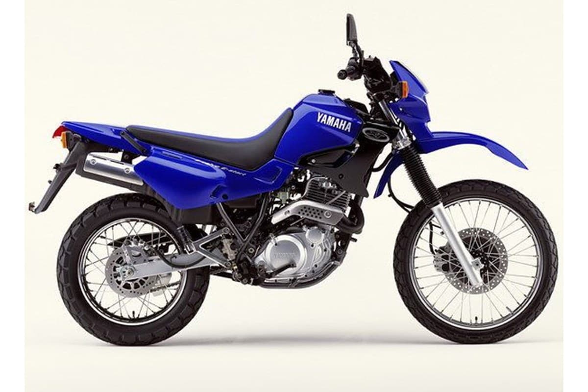 1995 Yamaha XT600E dual-sport motorcycle in blue, right-side studio profile showing the spoked wheels, single exhaust and long-travel front forks