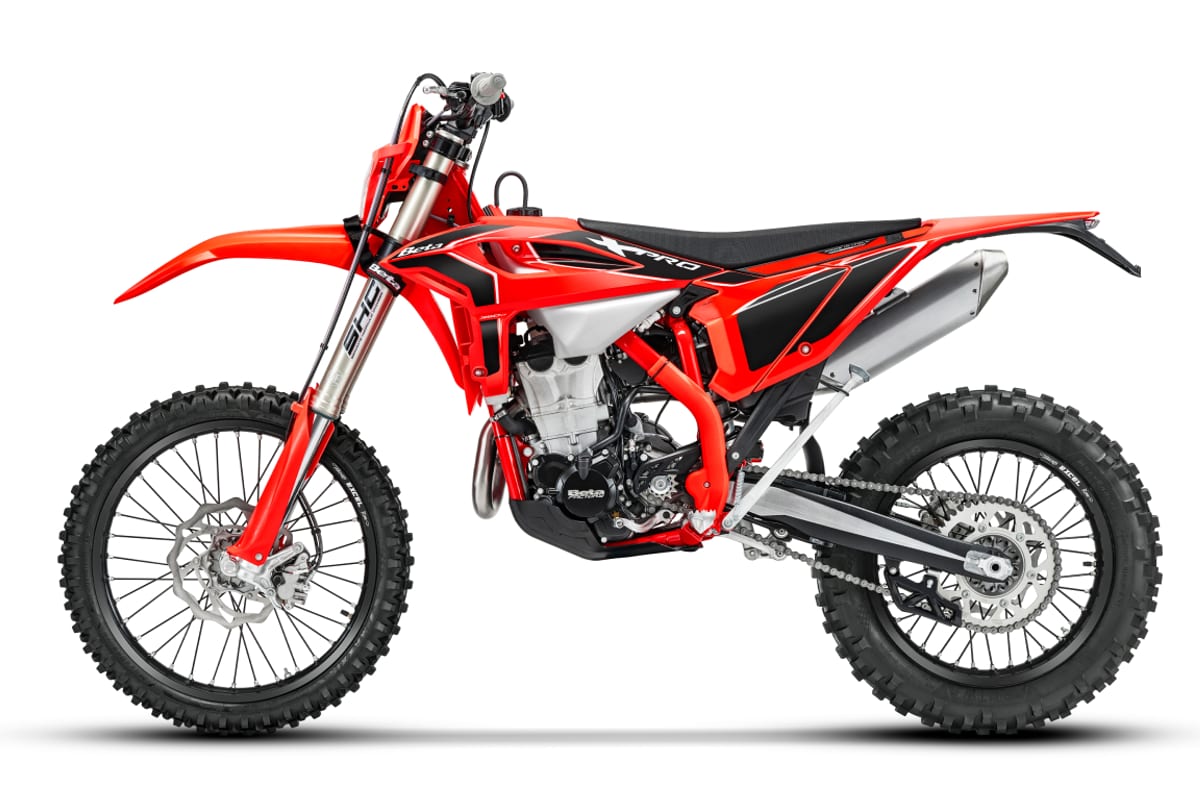 Beta 480 RR X-Pro left-side studio view highlighting the black seat, chain guard and stainless exhaust canister against a white background