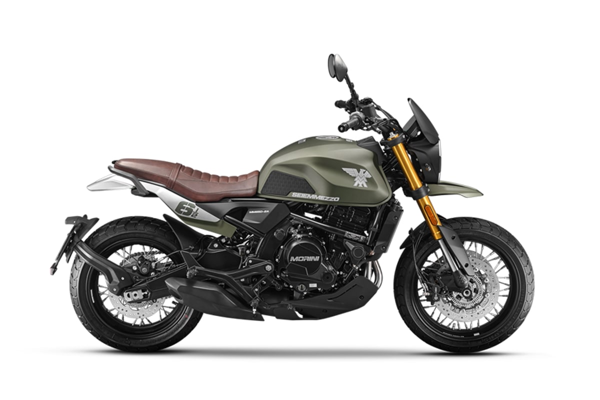 2026 Moto Morini Seiemmezzo SCR scrambler in matte olive green, right-side studio profile on white showing the brown ribbed seat, gold fork legs and spoked wheels