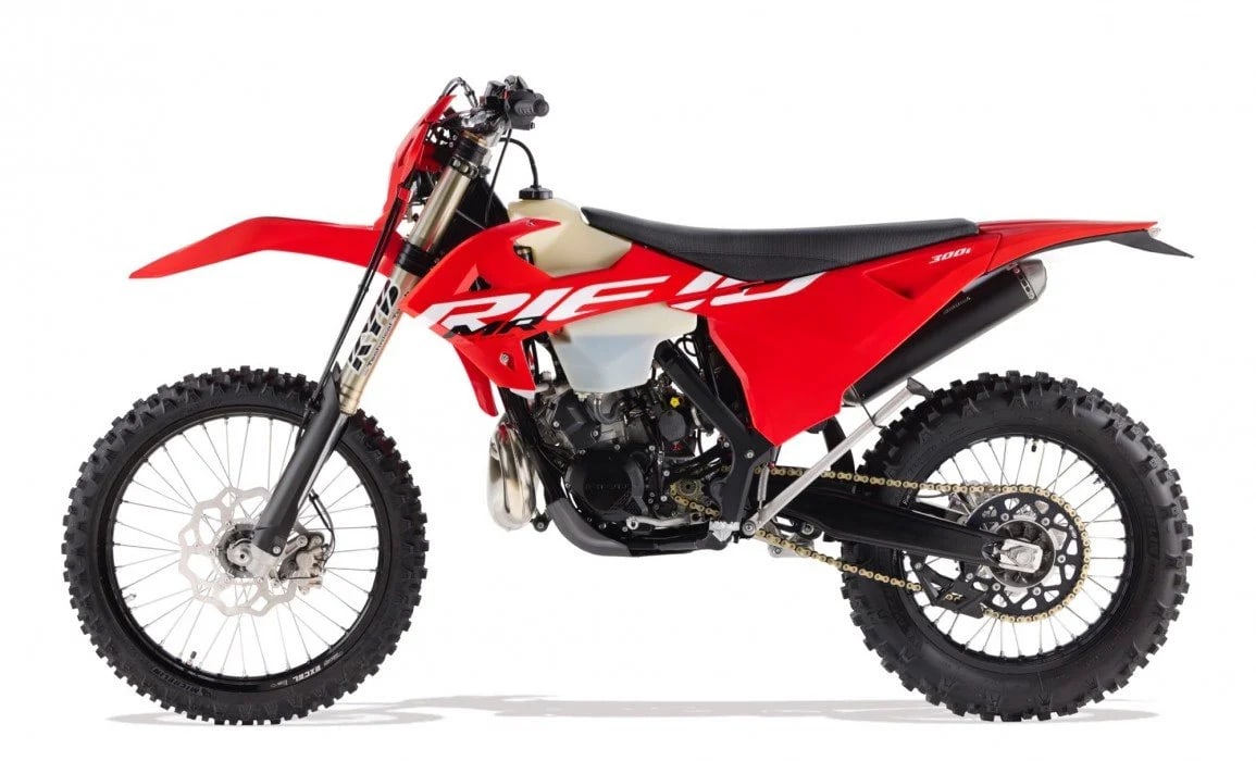 2026 Rieju MR Racing 300i enduro in red with white number plate and tank shroud, right-side studio profile showing KYB inverted forks and gold chain